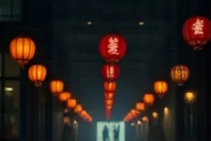 《玻璃工厂》高温炉前工人的剪影与火光