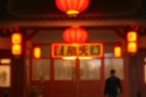 《四季邮局》绿色邮筒旁堆着的几封信